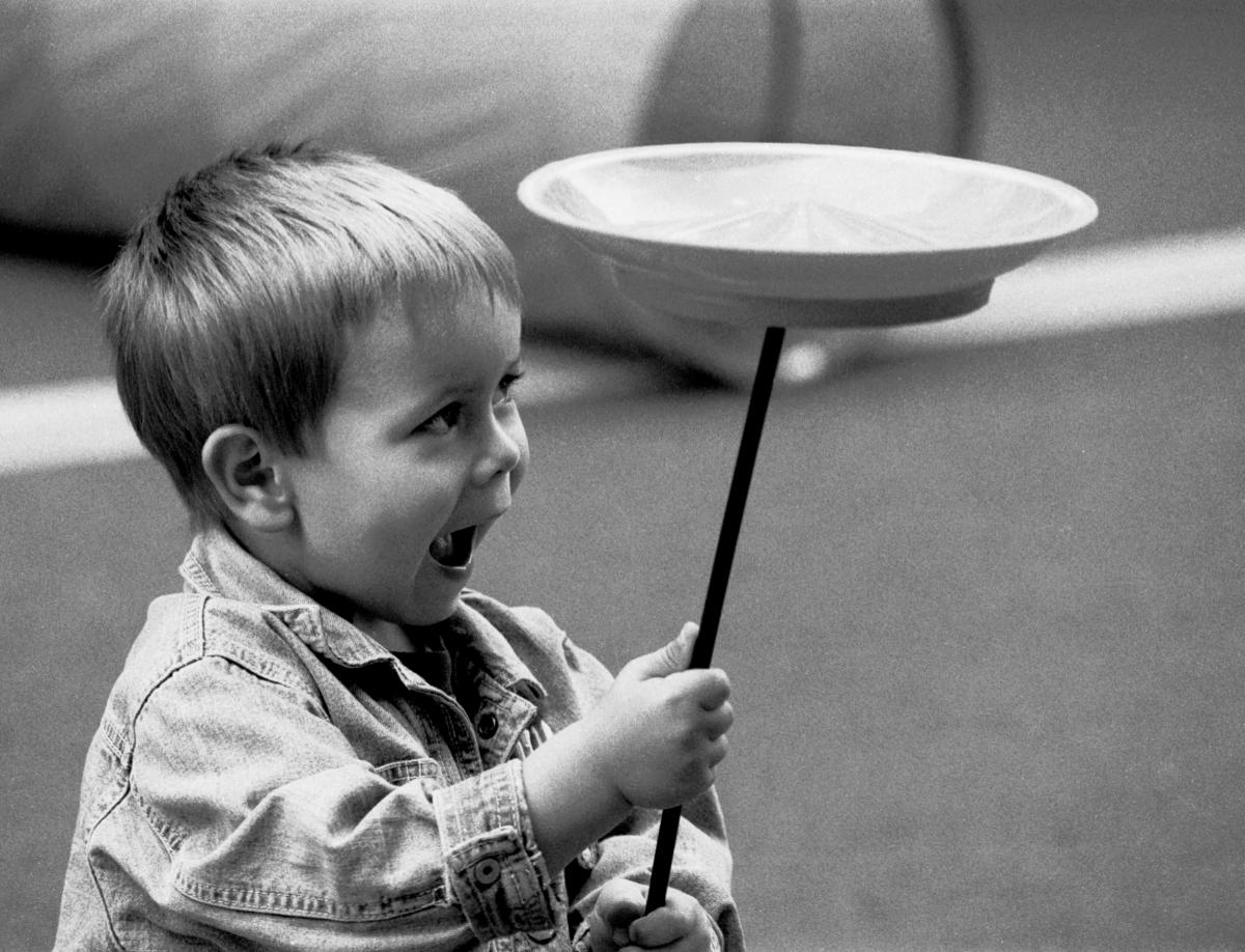 4. Platz: ein Kind balanciert einen Teller, Fotograf: Gerd Brandenburger