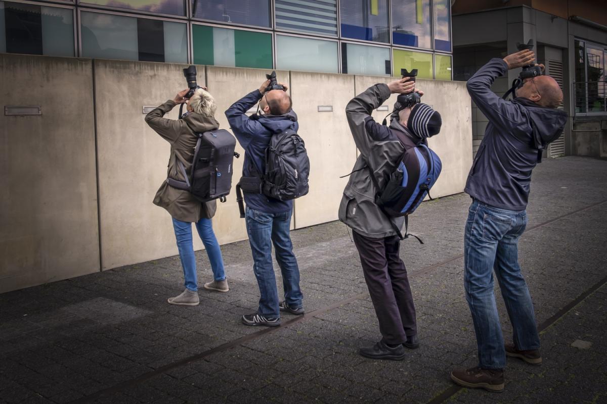3. Platz: vier Fotografen halten ihren Fotoapparat senkrecht nach oben, Fotograf: Siegmund Rochnowski