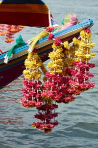 RP Blumenschmuck am Langschwanzboot in Bangkok